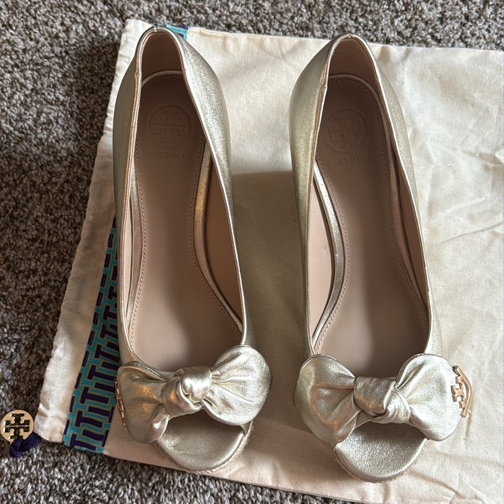 Tory Burch metallic gold peep toe wedge pumps-size 6